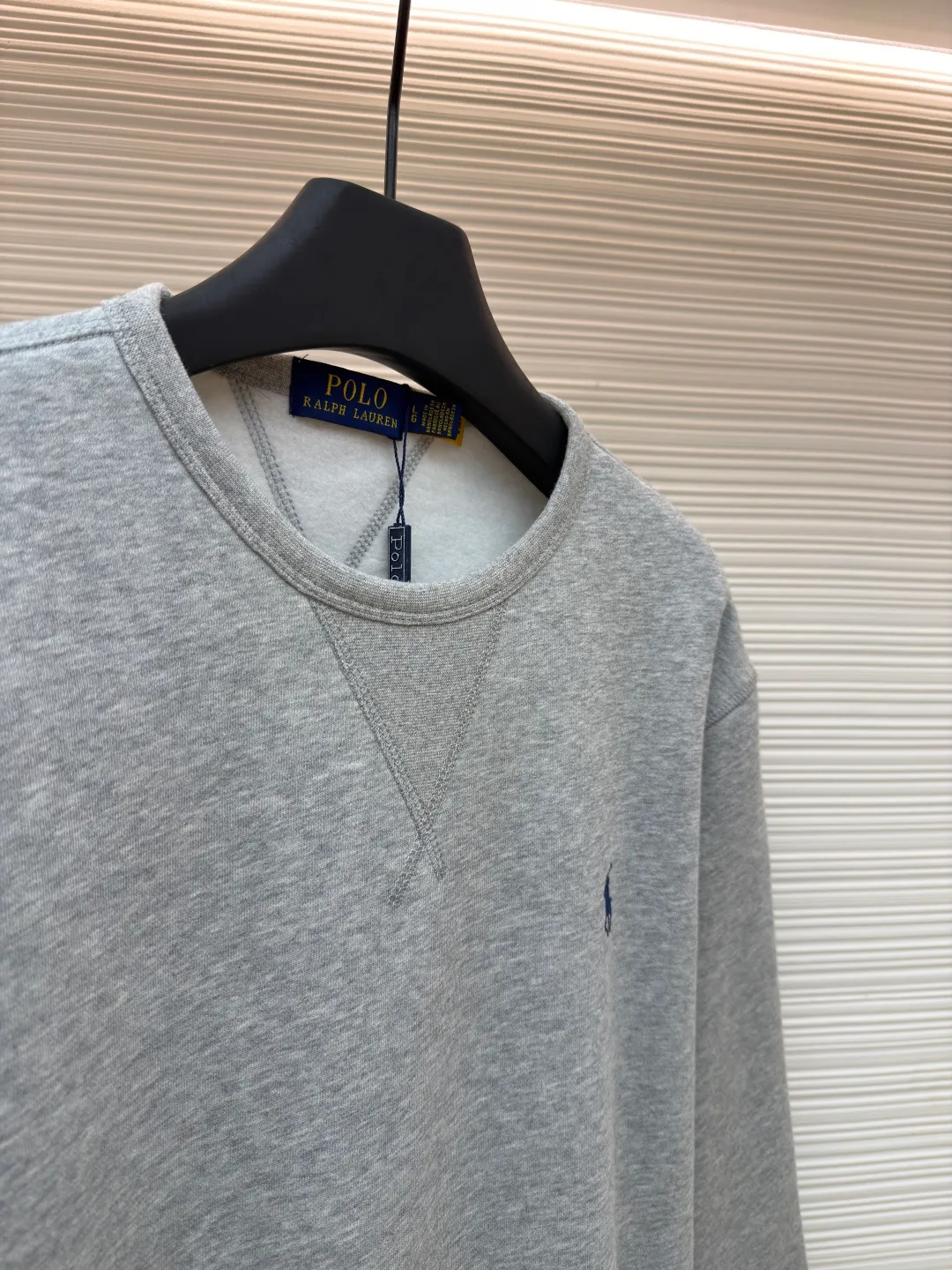 Ralph Lauren logo embroidered sweatshirt ●Original version: Purchased and developed at 1690 ●Item No.: 1681541-A15 ●Fabric: Cloud-like honey cotton fleece sweatshirt fabric ●Technology: Made by Hasuo ●Color: Gray ●Version: Fitted version ●Weight: about 430 grams ●Size: S-M-L-XL ●Description: Customized cloud-like honey cotton fleece sweatshirt material, delicate touch, comfortable and skin-friendly, based on matte gray Comes with a layer of soft light filter. Exquisite indigo pony logo is embellished. It is highly recognizable. It has a breath of freedom and vitality. A symphony of pure and smart colors. It outlines a high-end outline with extreme simplicity. It becomes the smart focus of the vision. Shows taste in silence and adopts imported machine embroidery technology. Uses advanced computer control system and precision mechanical components to realize the iconic pony embroidery operation. High precision. The lines are smooth and delicate, using the Hasuo process. Sewing on a specific machine. The high fastness of Haha thread adds visual effects. It is time-consuming and labor-intensive, and the fabrics are washed. It has a better hand feel and texture. It is not easy to deform, shrink or fade. It maintains long-term beauty. The overall wiring is straight and delicate, the fabric is comfortable and soft, and the color is consistent without color difference. It can be matched with the same style to create a fashionable look and control various occasions. Customized accessories, complete with three standards, same style for men and women!